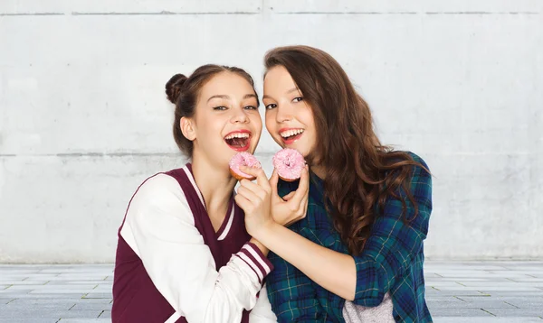 Feliz bonito adolescente meninas comer donuts — Fotografia de Stock