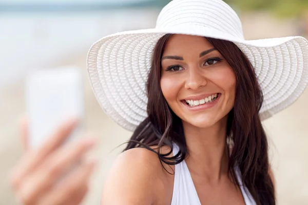 Mladá žena se selfie s chytrým telefonem — Stock fotografie