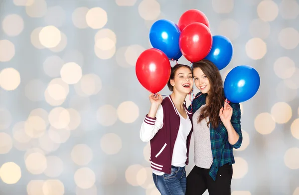 Boldog tizenéves lányok hélium ballonok — Stock Fotó
