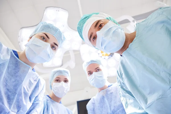 Grupo de cirurgiões em centro cirúrgico no hospital — Fotografia de Stock