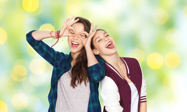 Boldog mosolygó nagyon tizenéves lányok, szórakozás — Stock Fotó