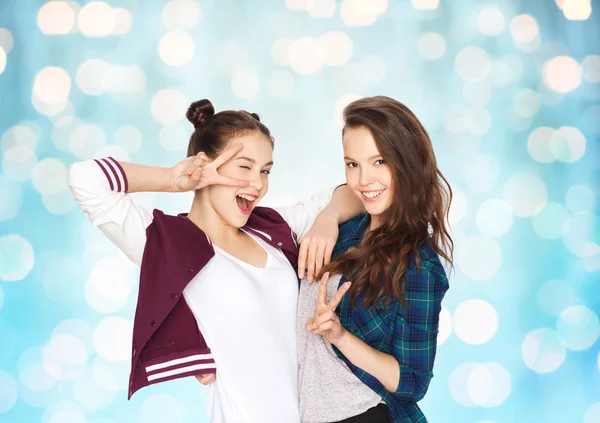 Glückliche hübsche Teenager-Mädchen zeigen Peace-Handzeichen — Stockfoto