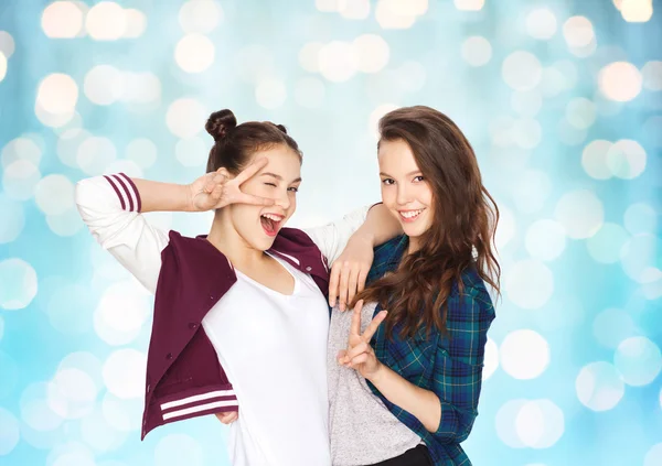 Feliz bonito adolescente meninas mostrando sinal de mão paz — Fotografia de Stock