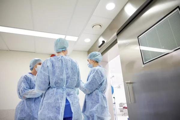 Groep van chirurgen in operatiekamer in ziekenhuis — Stockfoto