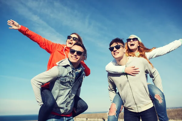 Happy vrienden in tinten plezier buitenshuis — Stockfoto