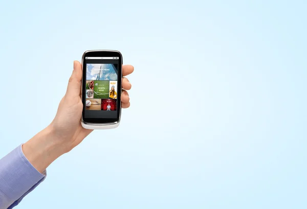 Fechar a mão com páginas da web no smartphone — Fotografia de Stock