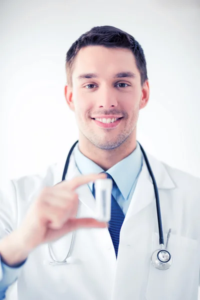 Jeune médecin masculin avec éprouvette vide — Photo