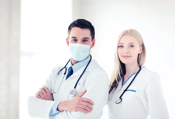 Zwei junge attraktive Ärzte — Stockfoto
