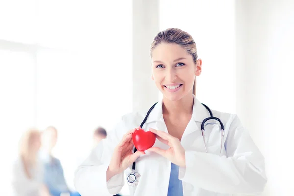 Kvinnliga läkare med hjärta — Stockfoto
