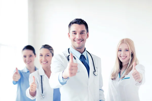 Equipo profesional joven o grupo de médicos — Foto de Stock