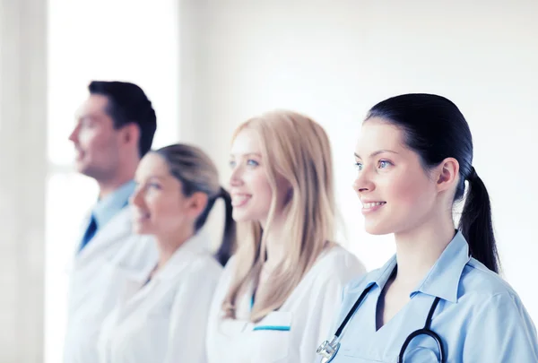 Equipe jovem ou grupo de médicos — Fotografia de Stock