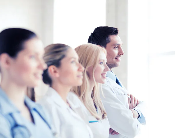 Junges Team oder Gruppe von Ärzten — Stockfoto