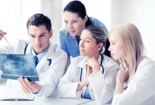 Groep van artsen kijken naar x-ray — Stockfoto