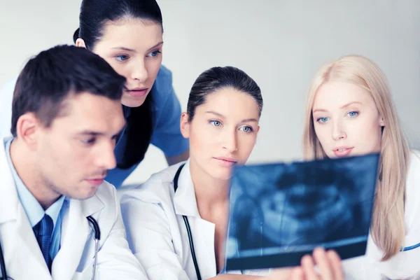 Grupo de médicos mirando rayos X — Foto de Stock