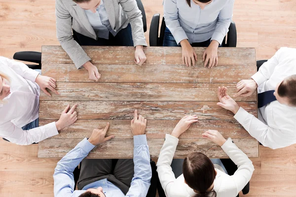 Close-up van zakelijke team zitten aan tafel — Stockfoto