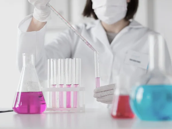 Close-up de cientista fazendo teste em laboratório — Fotografia de Stock