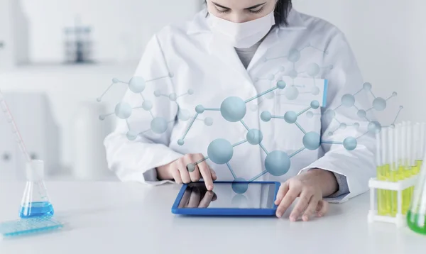 Close-up de cientista com tablet pc em laboratório — Fotografia de Stock