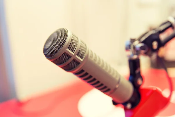 Microfone no estúdio de gravação ou estação de rádio — Fotografia de Stock