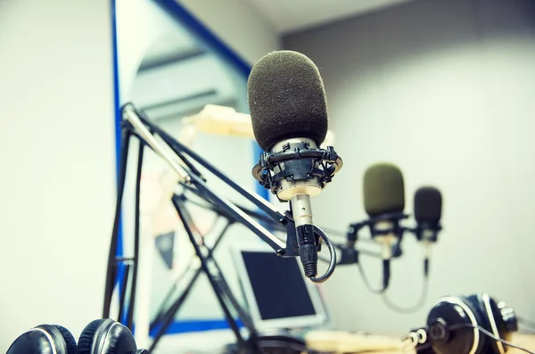 Micrófono en el estudio de grabación o estación de radio — Foto de Stock