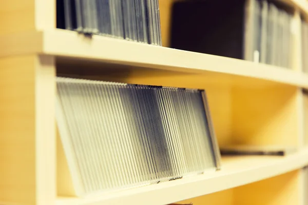 Regály s cd records na rozhlasové stanice — Stock fotografie