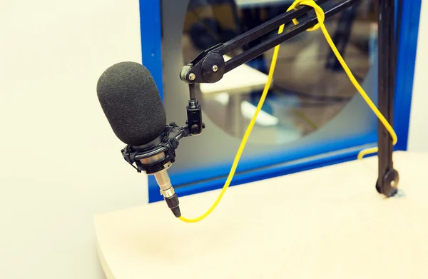 Mikrofon im Tonstudio oder Radiosender — Stockfoto