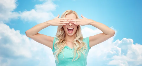 Sonriente joven mujer o adolescente chica cubriendo sus ojos — Foto de Stock