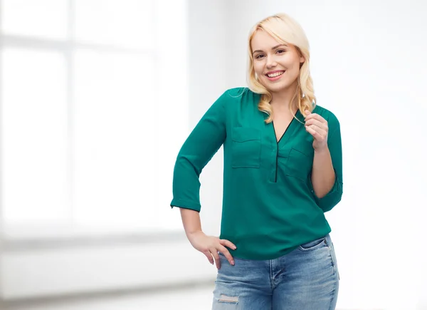 Giovane donna sorridente in camicia e jeans — Foto Stock