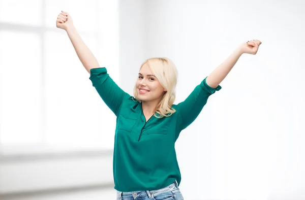 Lachende jonge vrouw in shirt en spijkerbroek — Stockfoto