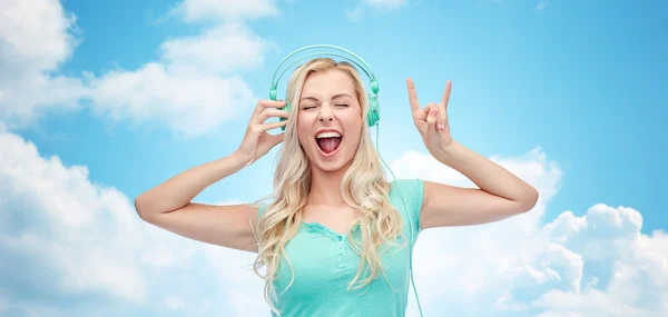 Feliz joven mujer o adolescente con auriculares — Foto de Stock