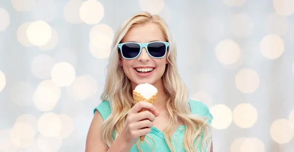 Felice giovane donna in occhiali da sole mangiare gelato — Foto Stock