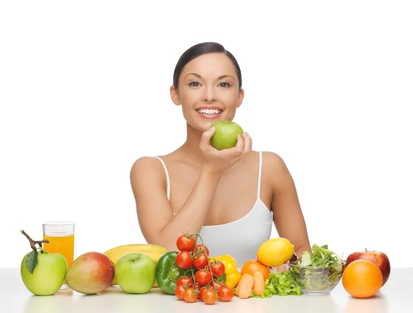 Mulher com frutas e legumes — Fotografia de Stock