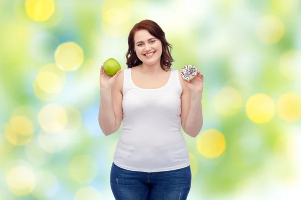 Gelukkig plus size vrouw kiezen van apple of cookie — Stockfoto