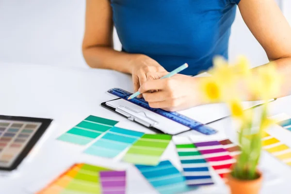 Kvinna som arbetar med färg prover för val av — Stockfoto