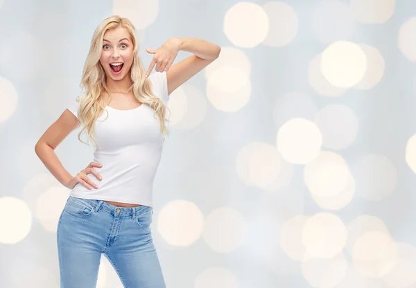 Feliz joven mujer o adolescente chica en camiseta blanca — Foto de Stock