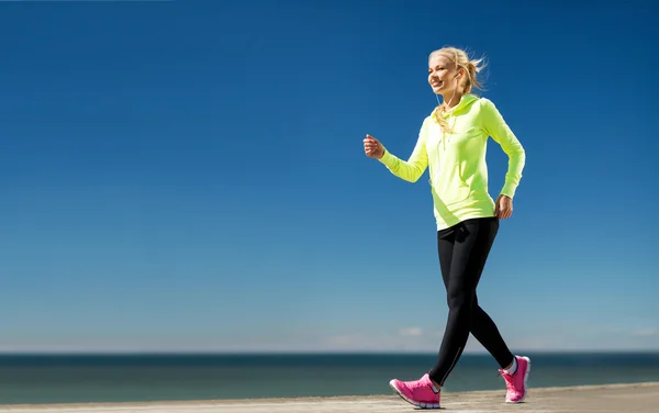 Femme faisant du sport à l'extérieur — Photo