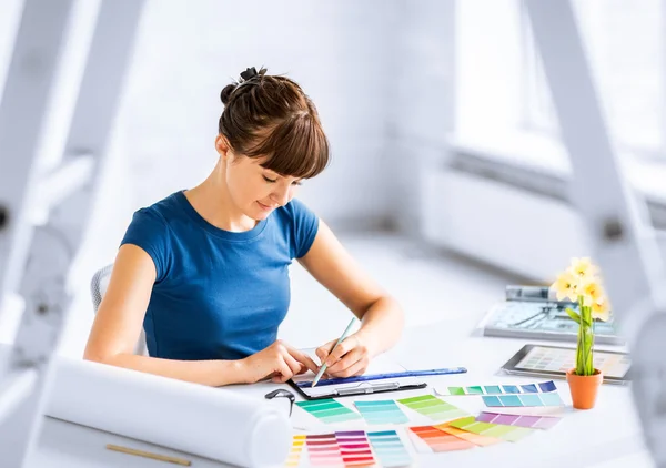 Женщина работает с цветовыми образцами для выбора — стоковое фото
