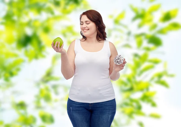 Gelukkig plus size vrouw kiezen van apple of donut — Stockfoto