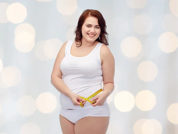 Glada unga plus size kvinna med måttband — Stockfoto