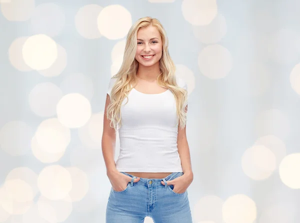 Gelukkig jonge vrouw of tienermeisje in wit t-shirt — Stockfoto