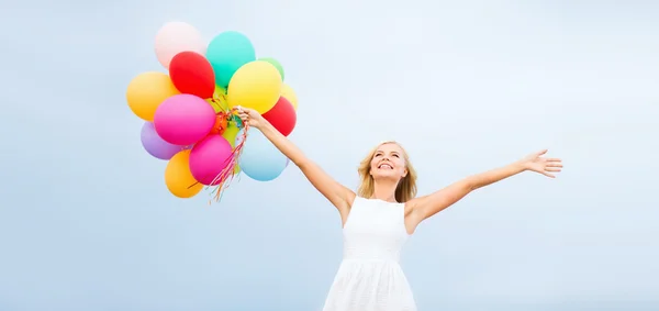 Mujer con globos de colores afuera — Foto de Stock