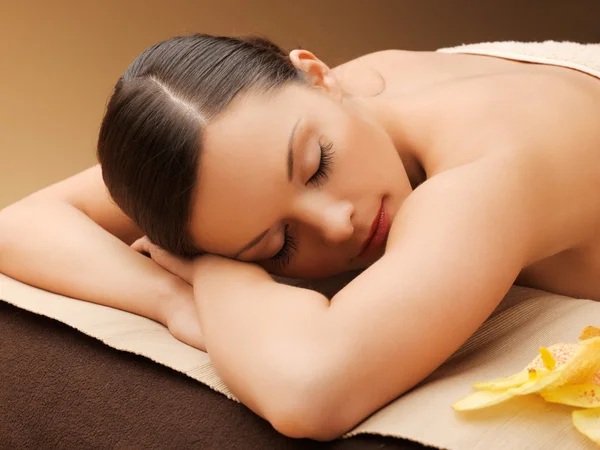 Femme dans le salon de spa couché sur le bureau de massage — Photo