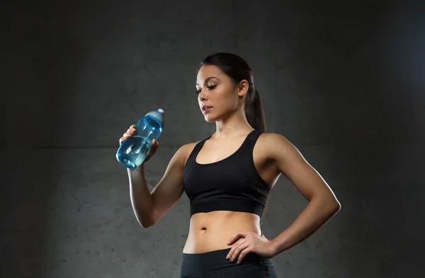 Wody pitnej kobieta z butelka w siłowni — Zdjęcie stockowe