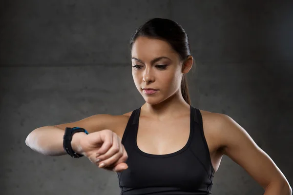 Young woman with heart-rate watch in gym — Stock Photo, Image
