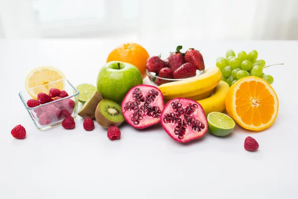 Primer plano de frutas y bayas frescas en la mesa —  Fotos de Stock
