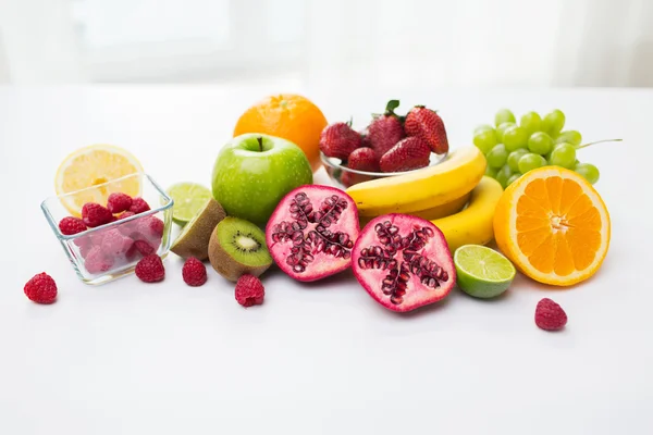 Närbild av färska frukter och bär på bord — Stockfoto