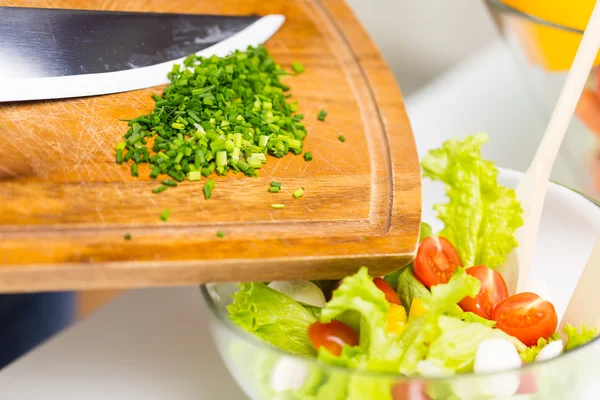 Primo piano di cipolla tritata e insalata di verdure — Foto Stock