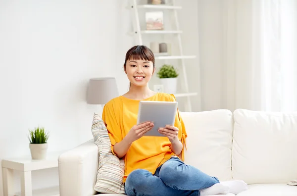 Feliz joven asiática mujer con tableta pc en casa — Foto de Stock