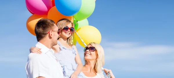 Familj med färgglada ballonger — Stockfoto