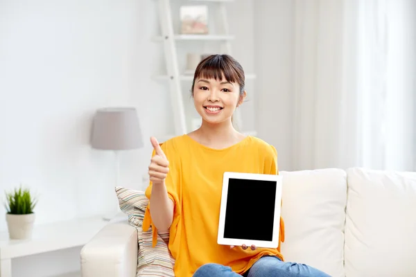 Gelukkig Aziatische vrouw met tablet pc en duimschroef opwaarts — Stockfoto