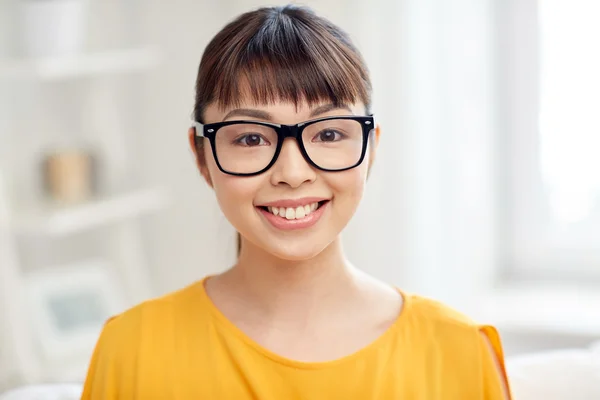 Gelukkig Aziatische jonge vrouw in glazen thuis — Stockfoto